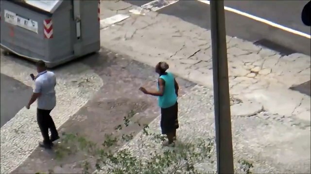 Ce gars bourré se fait avaler par une poubelle LOL