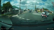 Ce motard débile double sur un rond point et se prend la gamelle de sa vie