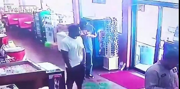 Ce vieux est mis KO au supermarché sans raison par ce grand type !