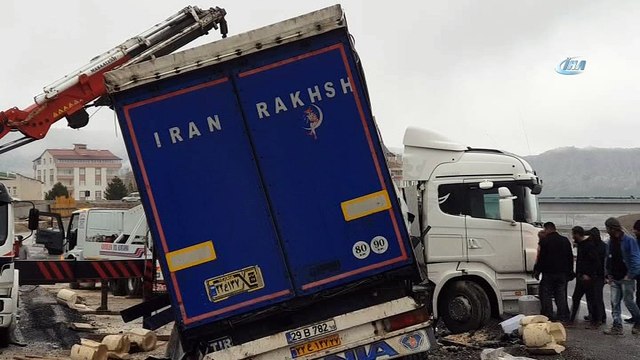 Direksiyon hakimiyetini kaybeden tır şoförü facianın eşiğinden döndü: 1 yaralı