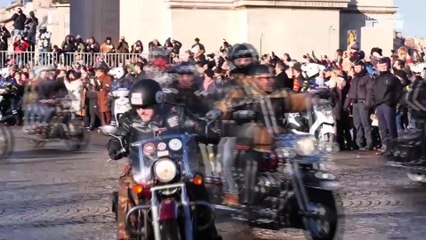 Johnny Hallyday : Pourquoi David et Laura n’étaient pas aux côtés de Laeticia à l’église (Vidéos)