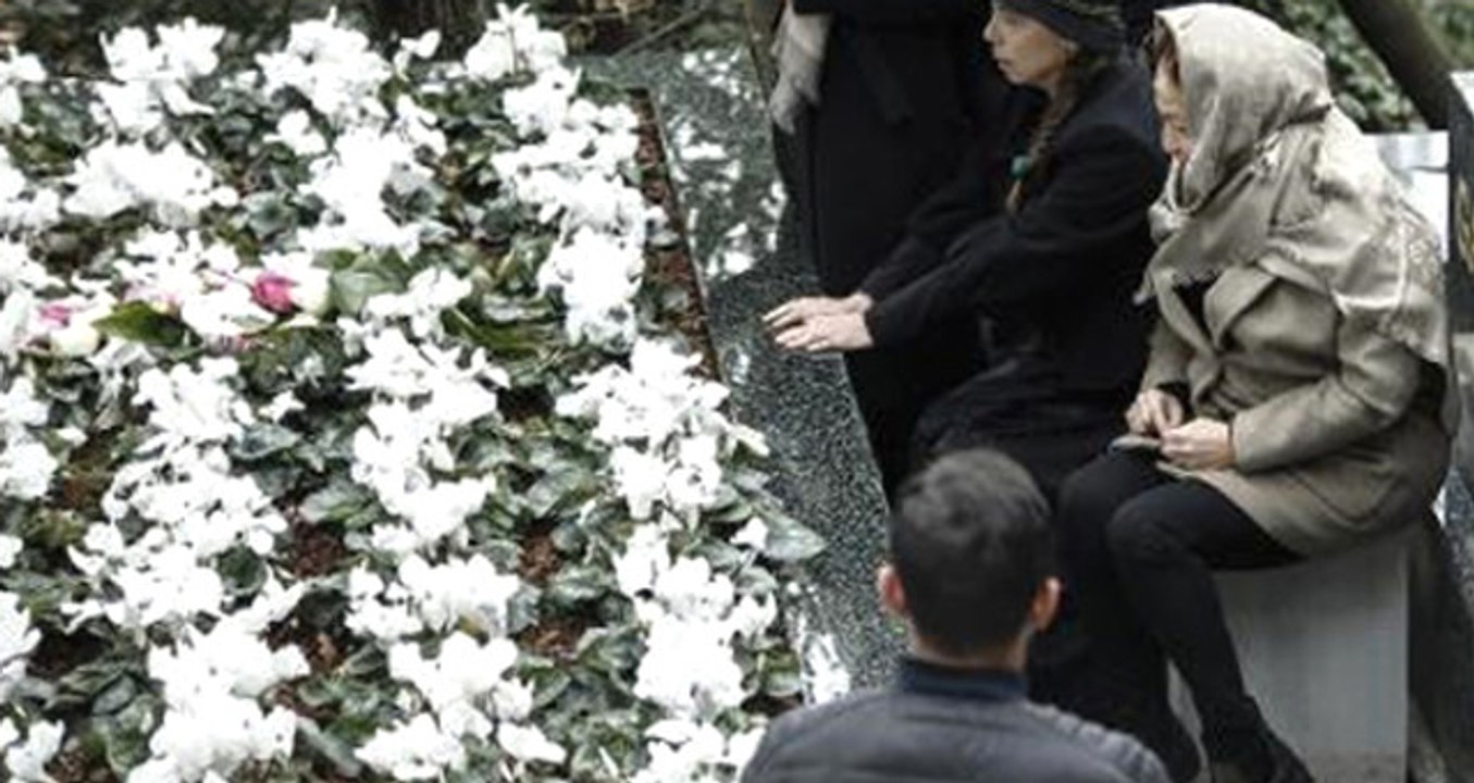 Berna Yılmaz, İntihar Eden Oğlu Yavuz Yılmaz'ın Mezarı Başında Dua Etti