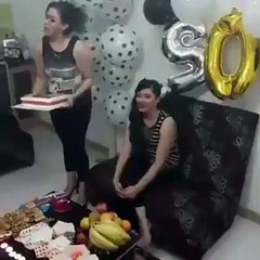 Doğum günü kutlamasını abartan kızlar