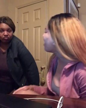 Elle essaye de chanter comme Beyoncé mais sa maman vient tout casser