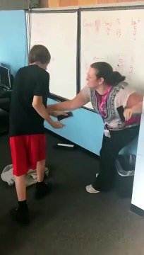 Etats-Unis : un adolescent met sa prof KO avec une prise de judo