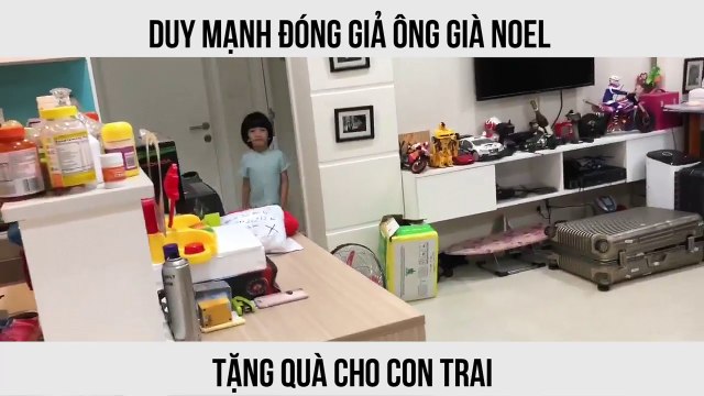Duy mạnh đóng giả ông già noel tặng quà cho con trai