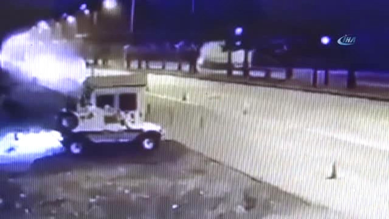Tır Polis Kulübesine Böyle Çarptı