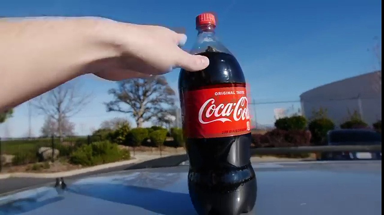 Il verse du coca dans son réservoir pour une expérience, et ce qui devait arriver arriva Vidéo