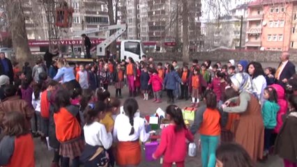 Kuşlar Üşümesin" Diye Okulun Bahçesine Yuva Yaptılar