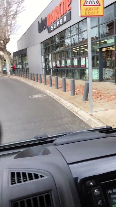 En France un sanglier fonce droit sur la vitrine d'un magasin Intermarché !