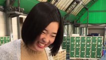 Une japonaise essaye difficilement de faire du patin à glace