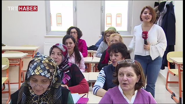 50 yaş üstü kadınlar ingilizce kursunda dil öğreniyor