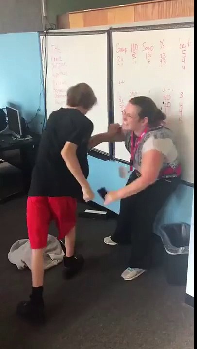 Une enseignante se fait pousser au sol et fait semblant d’être KO