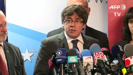 Puigdemont ofrece a Rajoy reunirse fuera de España para dialogar