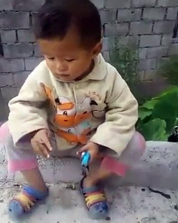 Hallucinant : à 3 ans, cet enfant est complètement accro au tabac et fume plus de 40 cigarettes par jour !