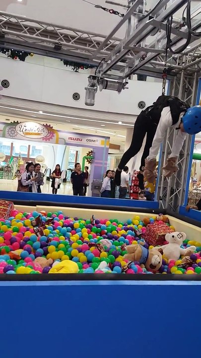 INSIDER THAILAND-Human Claw Game