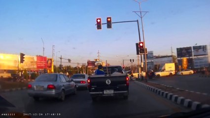 INSIDER THAILAND-Traffic light save life