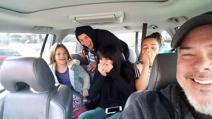 Tata je napravio selfie sa kćerkama…ali odjednom se pojavio neko iza stražnjeg sjedišta!