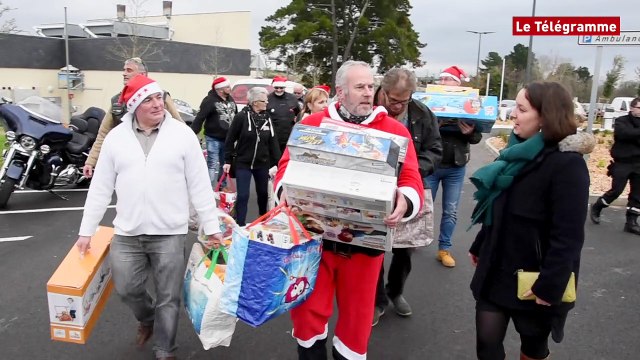 Vannes. Des motards au pied du sapin de l'hôpital