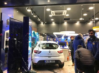 Maltepe'de Otomobil İşyerine Daldı: 2 Yaralı