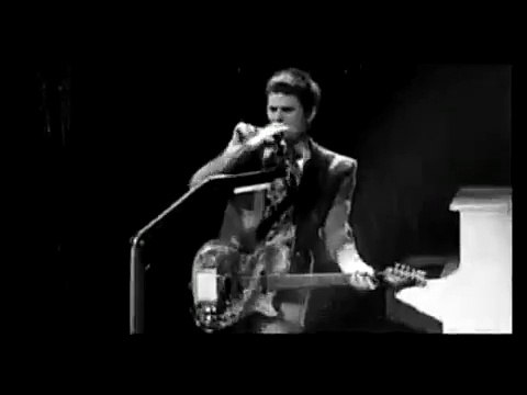 Muse - Interlude + Hysteria, Gibson Amphitheater, KROQ Almost Acoustic Christmas, Los Angeles, CA, USA 12/13/2009