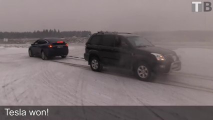 Tesla Model X vs SUV Toyota Land Cruiser... Qui gagne au tir à la corde???