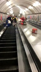 Un supporter a la mauvaise idée de glisser sur la rambarde centrale d’un escalator