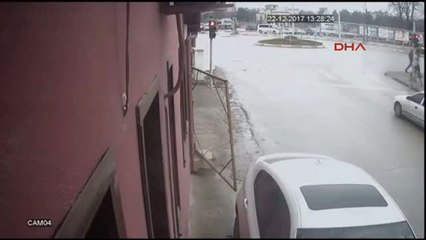 Çorum Yolun Karşısına Geçmek İsteyenlerin Arasına Kazaya Karışan Otomobil Daldı