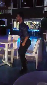Cet homme hésite puis décide d’aller montrer ce qu’il sait faire sur la piste de danse