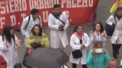 Télécharger la video: Médicos bolivianos cumplen un mes de paro a la espera del diálogo con el Gobierno