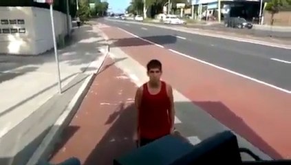Ce gars raciste se fait virer du bus et pète un cable