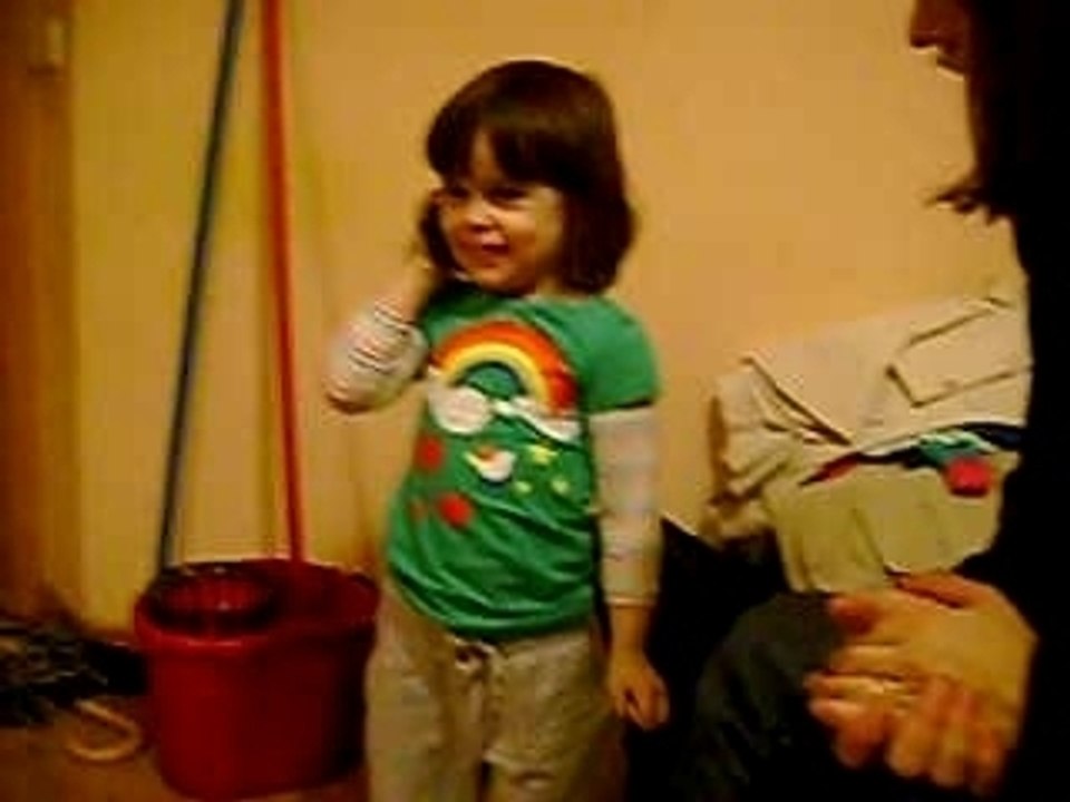 Nathalie hablando con Antonio como si fuera Papa Noel