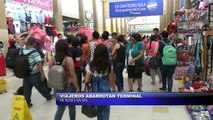 Viajeros abarrotan terminal de buses en San Pedro Sula