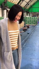 Une japonaise essaye difficilement de faire du patin à glace