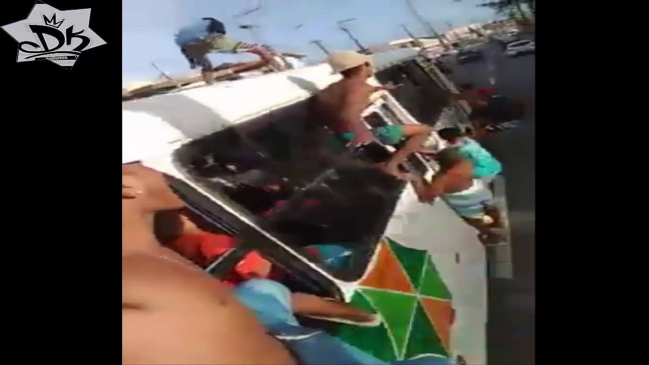 Crianças arriscando a vida em transporte coletivo e o motorista não faz nada para impedir