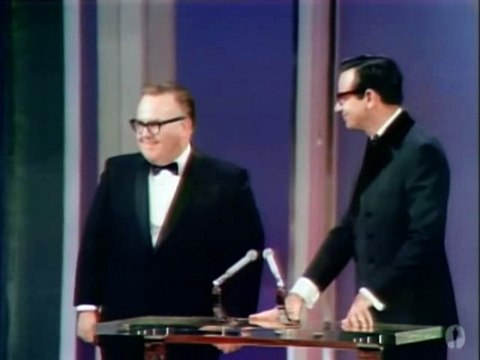 Walter Mathau entrega un Oscar especial a los efectos especiales de El planeta de los simios