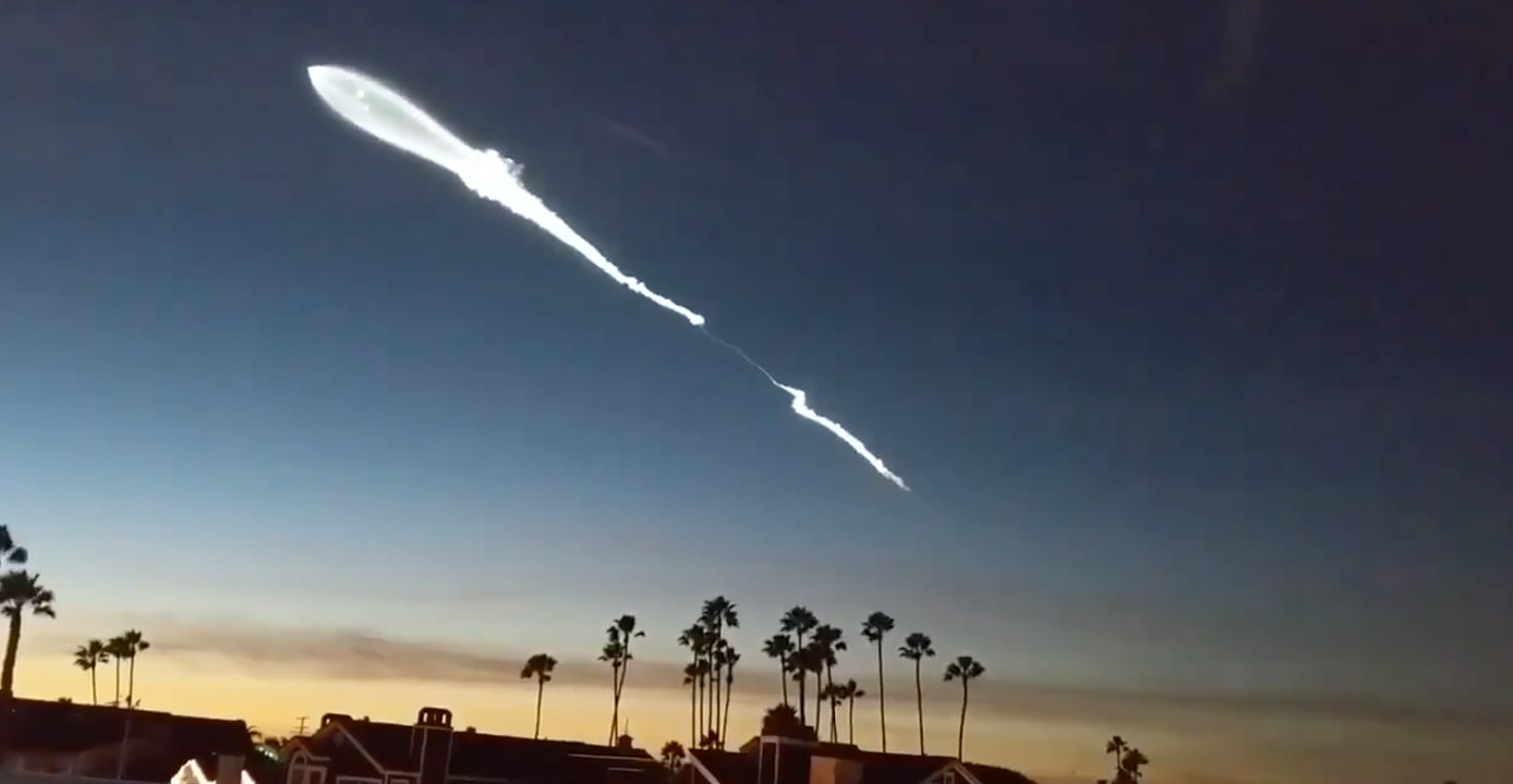 Timelapse Captures Dramatic SpaceX Rocket Launch
