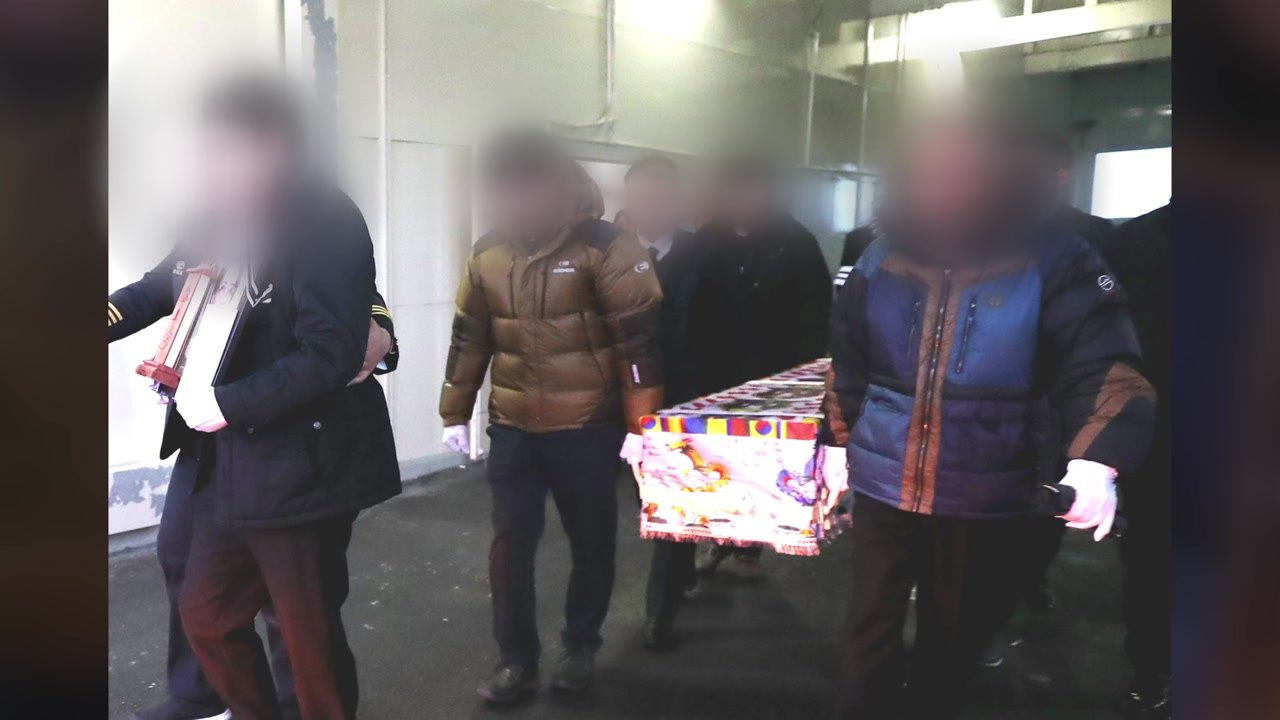 희생자 합동분향소에 추모 발길...첫 발인 엄수 / YTN