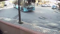 Özel halk otobüsüyle kamyonetin çarpıştığı kaza kamerada