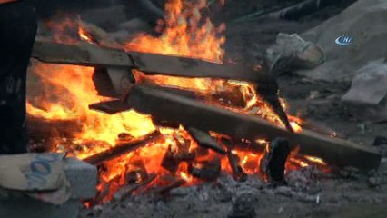 Soğuk havada üşüyen işçiler halay çekerek ısınmaya çalıştı