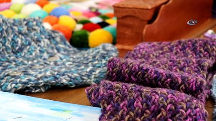 Engellerini örgü örerek aşıyorlar