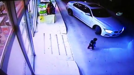 Feci kaza kamerada... Aracın altında kalan çocuk için seferber oldular