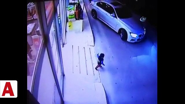 Feci kaza kamerada... Aracın altında kalan çocuk için seferber oldular