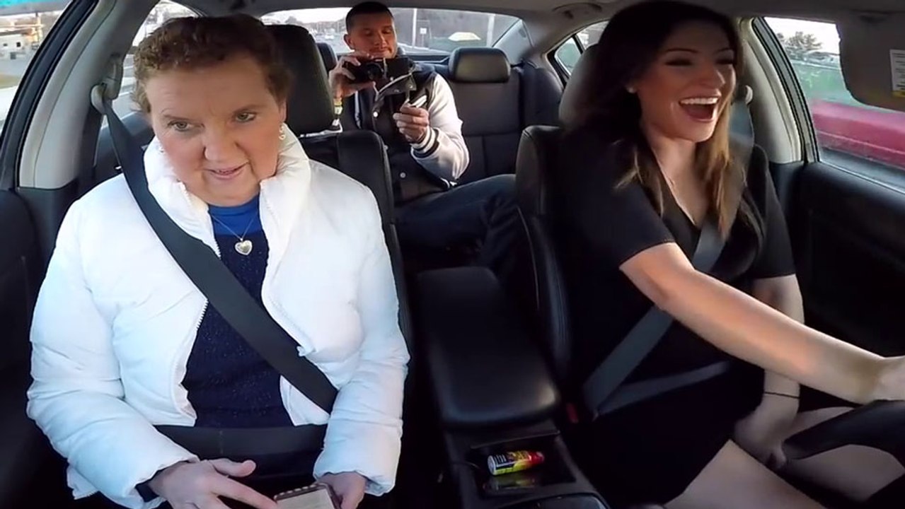 Il achète une petite culotte à sa copine et la met en action devant sa mère !