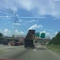 Ce conducteur de camion roule avec la remorque levée sur l'autoroute et c'est le drame