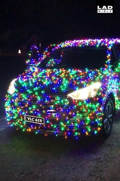 La voiture de noel... Il a tout misé sur la déco de sa bagnole lui