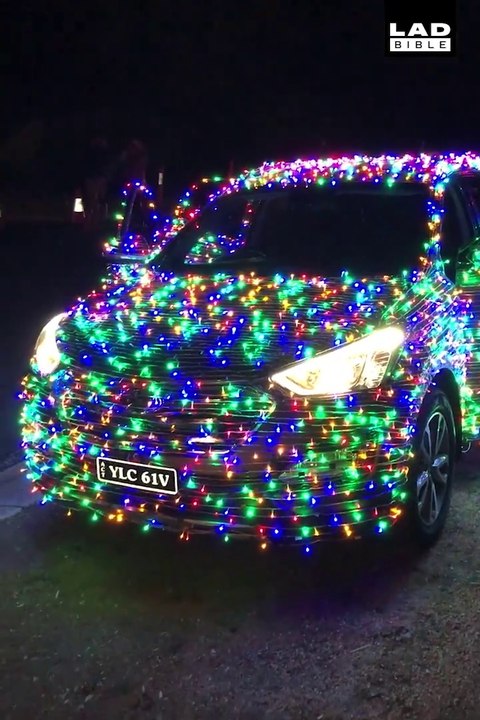 La voiture de noel... Il a tout misé sur la déco de sa bagnole lui
