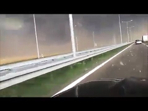 Il traverse une terrible tempête de sable en voiture... En mode fin du monde