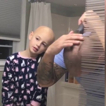 Ce papa se rase la tête pour etre comme sa fille en plein chimiothérapie : histoire magnifique