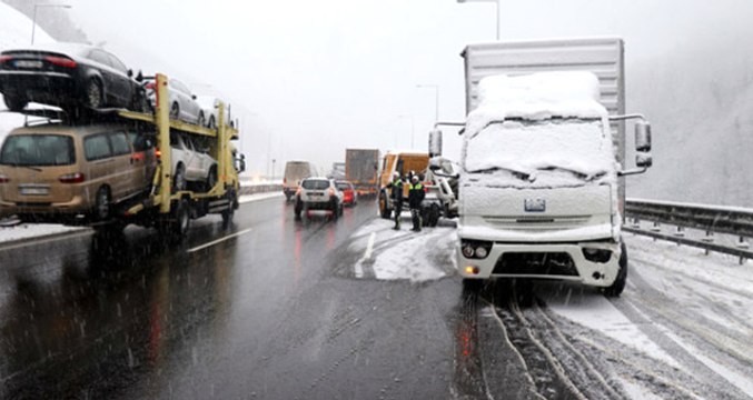Kar Yağışı Etkisini Artırdı! Bolu Dağı'nda TIR'ların Geçişine İzin Verilmiyor